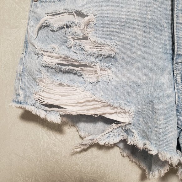 American Eagle Hi-Rise Festival Light Wash Distressed Shorts - Picture 3 of 11